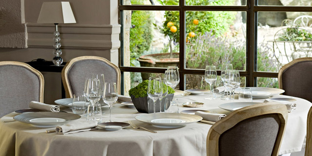 Grande Salle de Restaurant avec Terrasse Grande Salle de Restaurant avec Terrasse